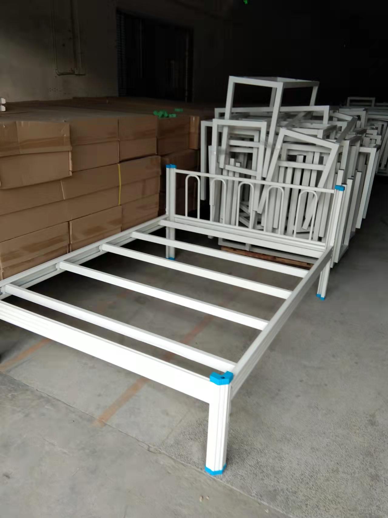 给某讯集团定做的职工单层铁架床