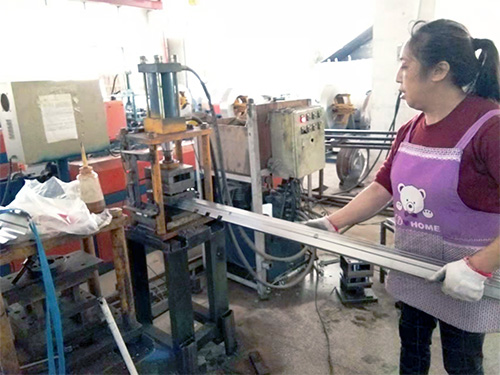 铁床厂的冲压工位