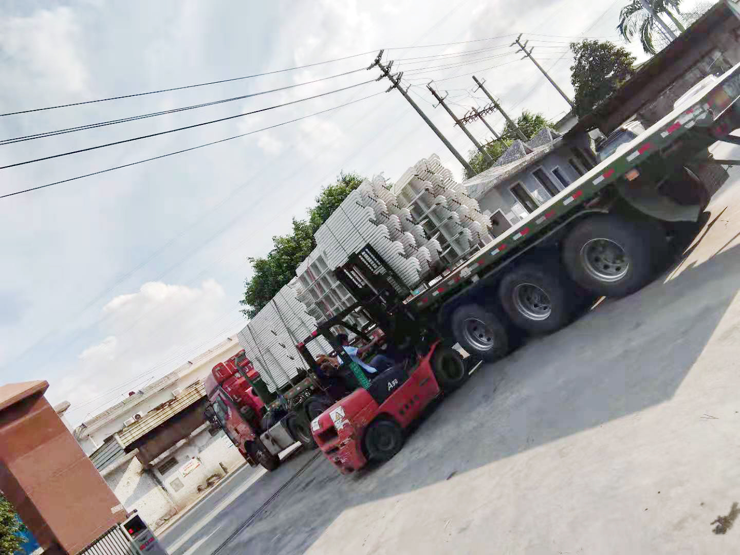 铁床出货的场景