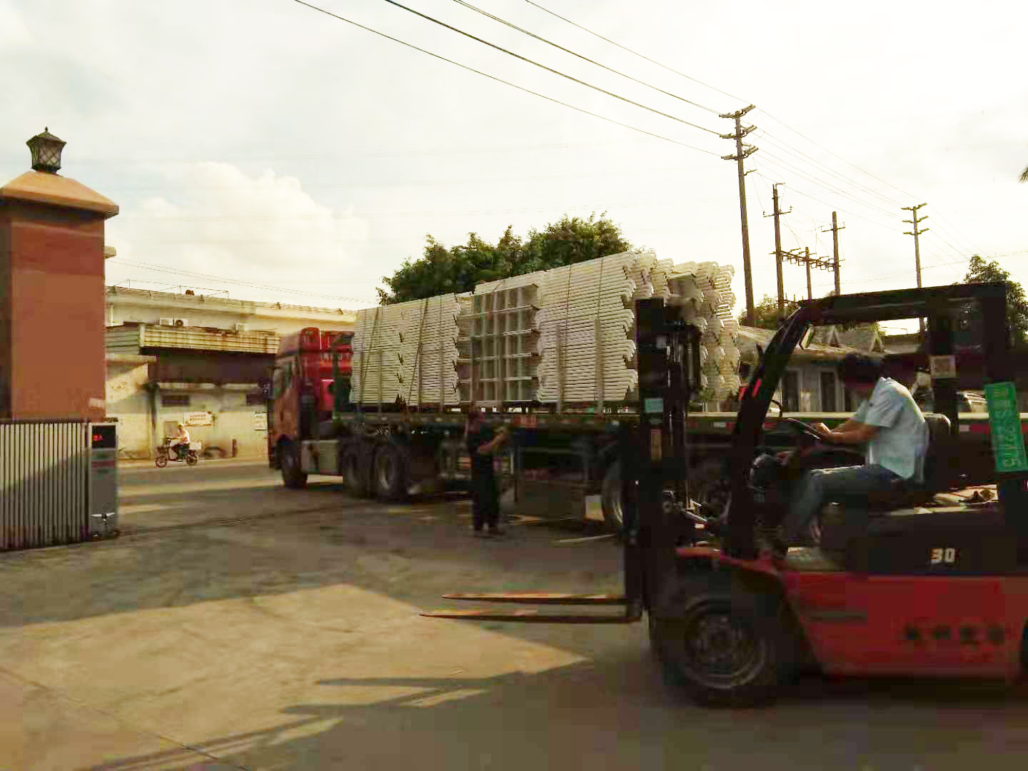 铁床出货的场景