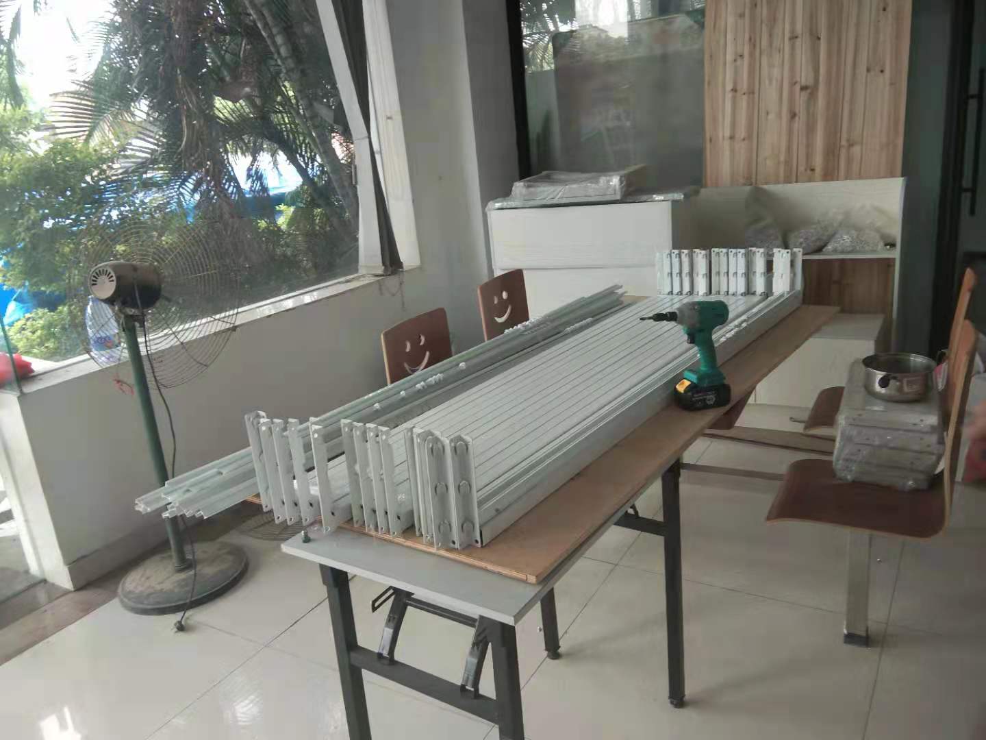 上下铺铁床蚊帐架的安装进行中