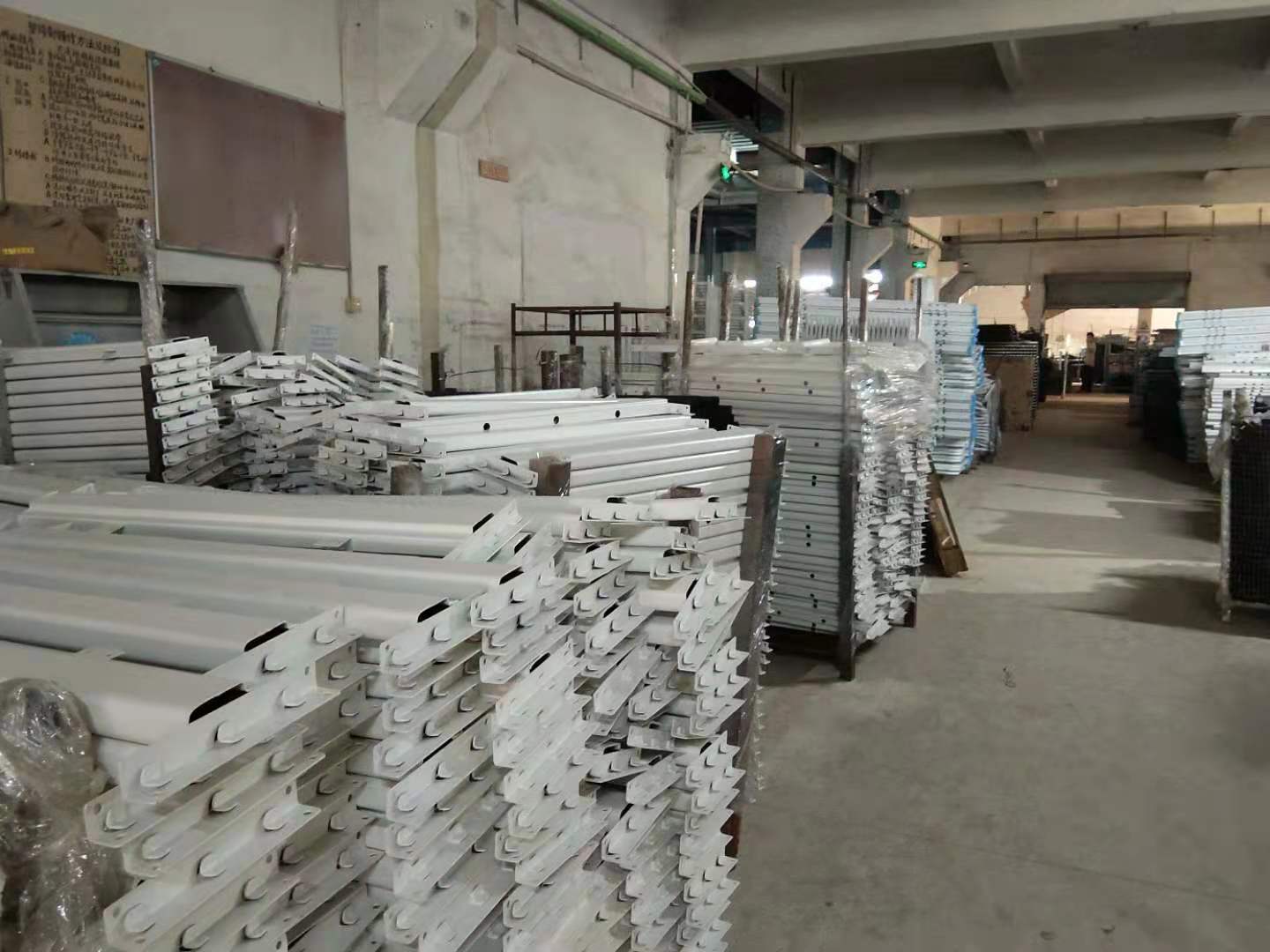 铁架床是用铁床板好还是木床板好？