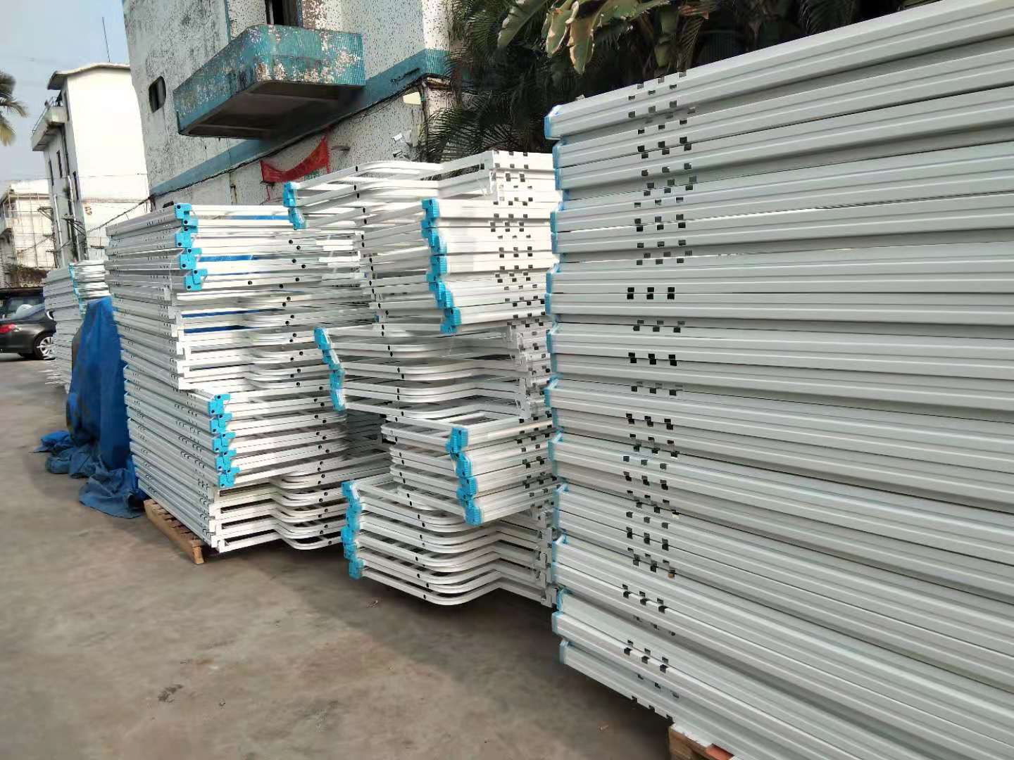 学生公寓床是卡扣好还是螺丝好？