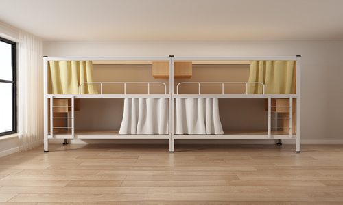 三张双层铁床令学生们惊叹