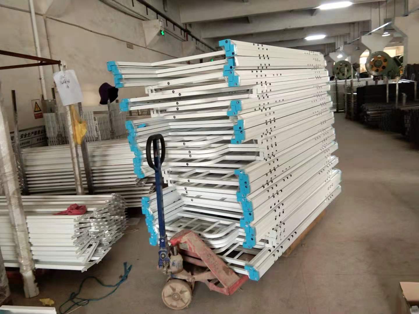 署假之际，我们正在做学校宿舍双层铁床！