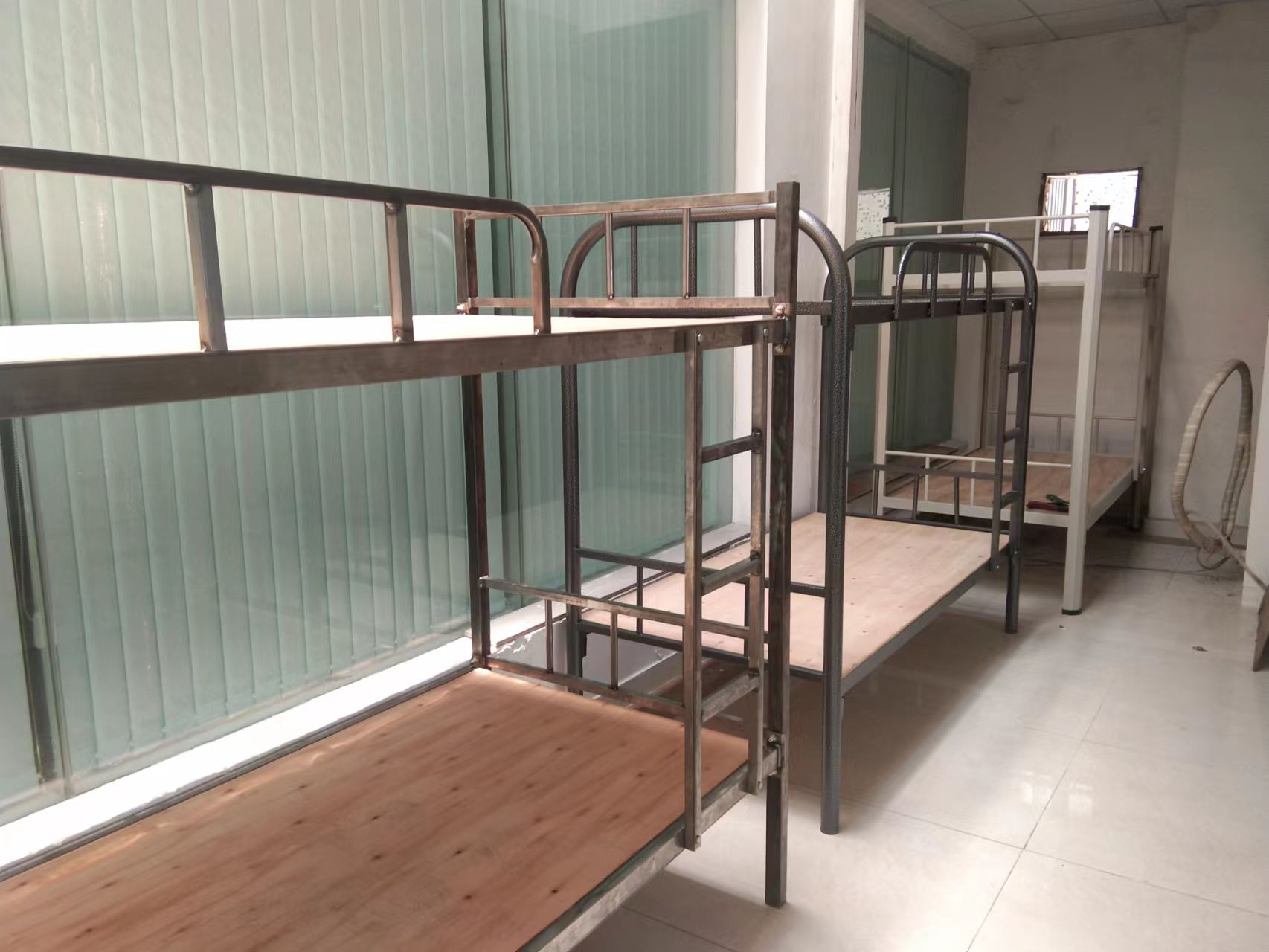 上下铺铁床哪一种连接方式好？