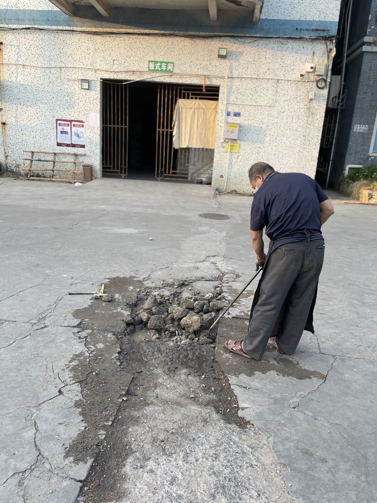 上下铺铁床厂家淡季整顿修理中！