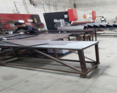 上下铺铁床厂家都有哪些生产设备