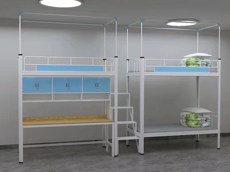 两个铁床架睡三个人？